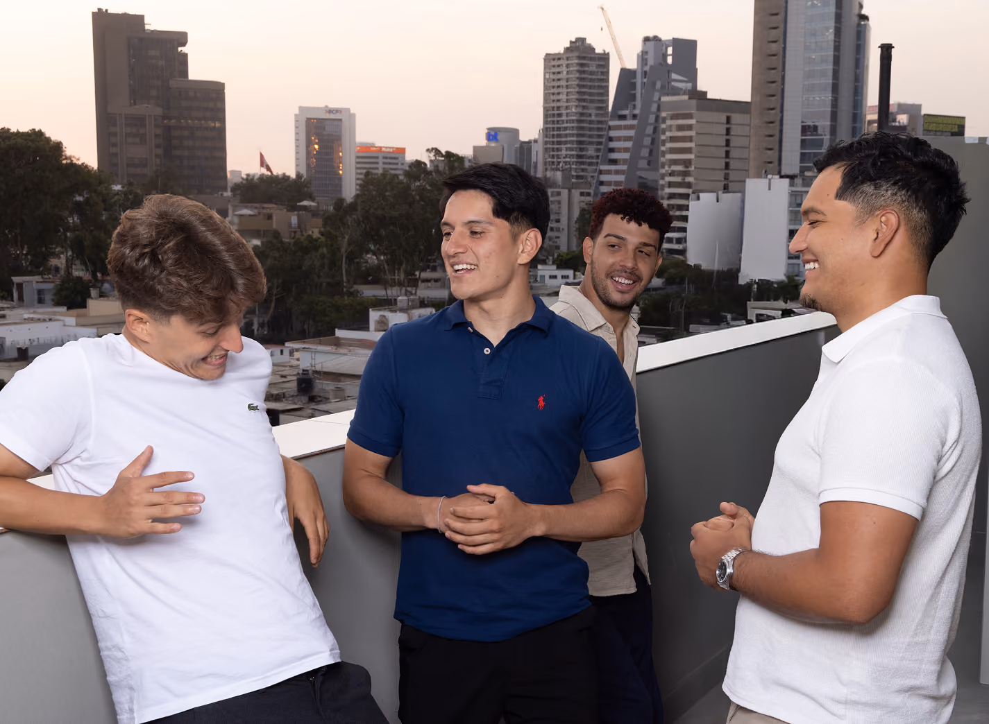 Das Team von The Zone Media im Gespräch auf einer Dachterrasse
